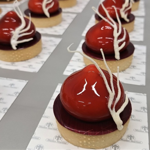 Miral polewa lustrzana marakuja passion fruit-  przykładowe zastosowanie wykonano w centrum Kreacji Master Martini