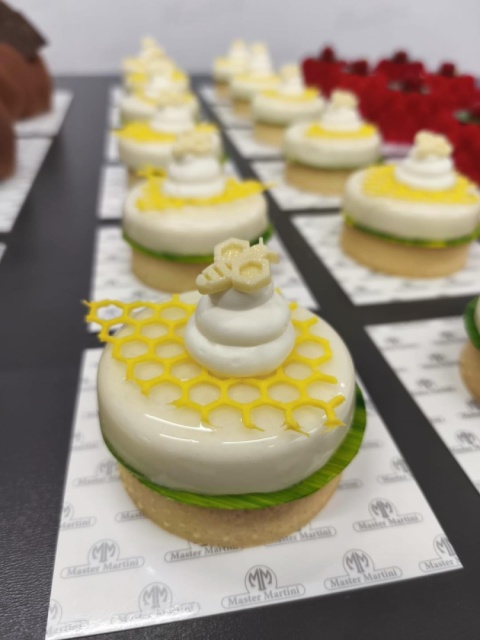 Miral polewa lustrzana marakuja passion fruit-  przykładowe zastosowanie wykonano w centrum Kreacji Master Martini
